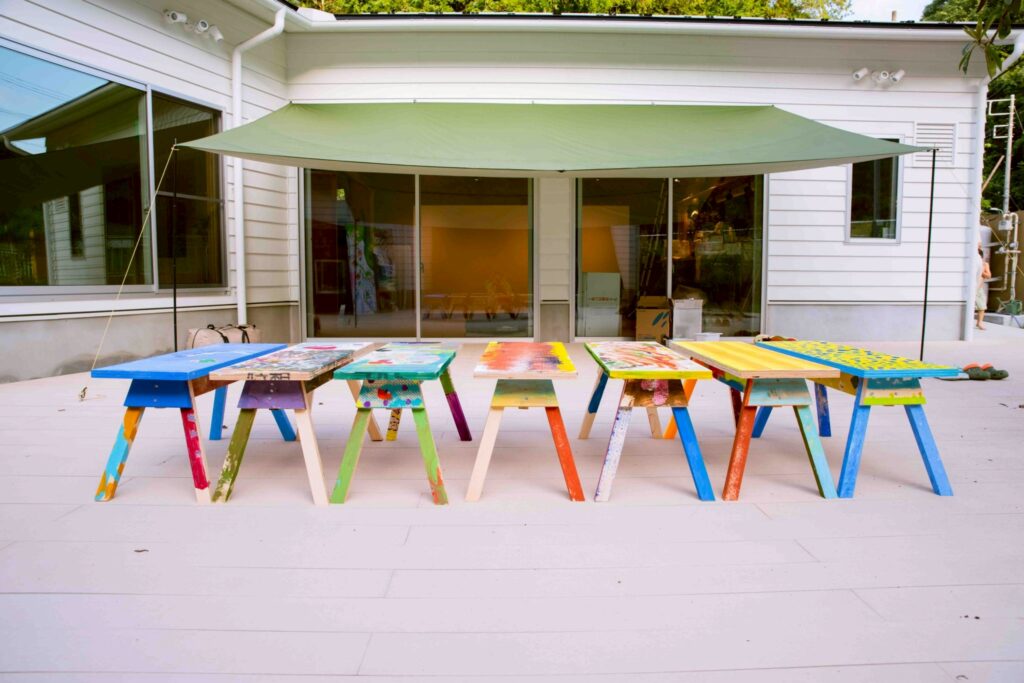 ワークショップで作ったベンチを並べた写真