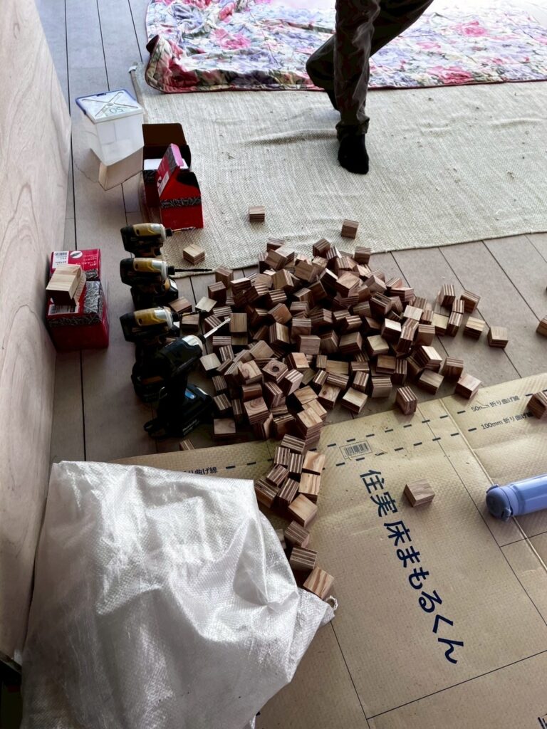 ワークショップで作るベンチの材料が置いてある作業風景