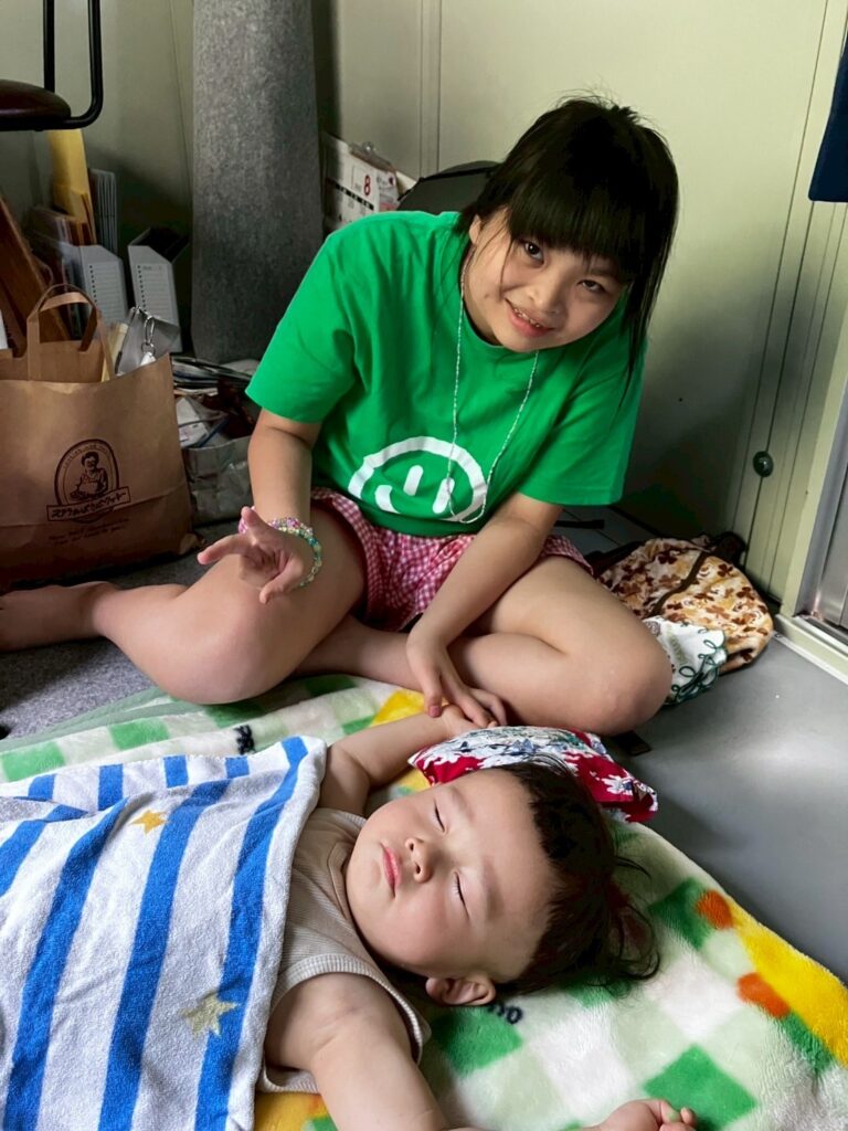 小さな子供を頑張って寝かしつけてくれた子供スタッフ