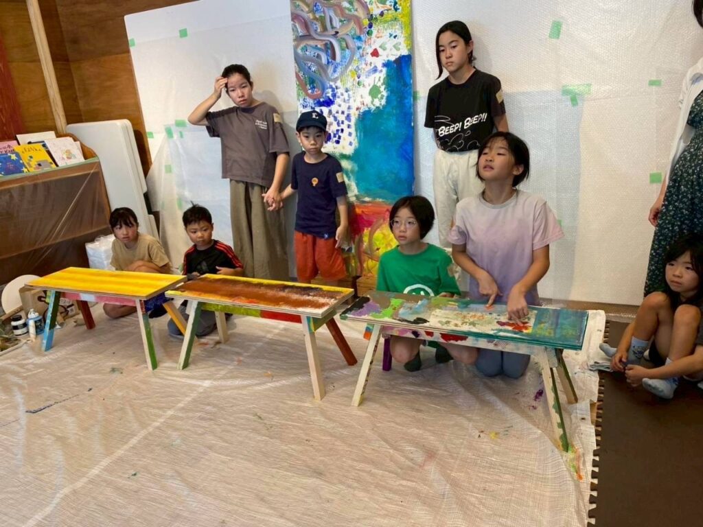 子供たちがベンチを完成させて並べている画像