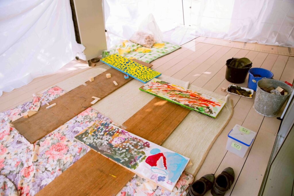 ワークショップで作成しているベンチの天板を乾燥させている画像