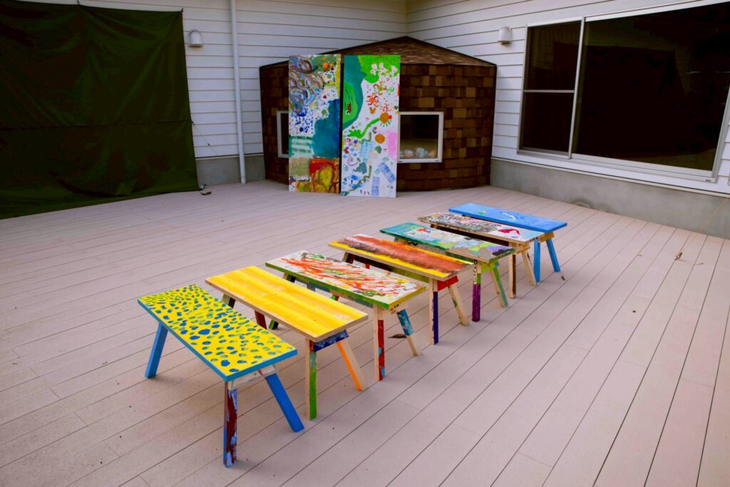 ワークショップで完成した7つのベンチを並べた写真